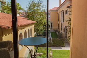 Suite supérieure, vue sur la piscine | Vue de la chambre