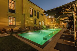 Piscine extérieure, parasols, chaises longues