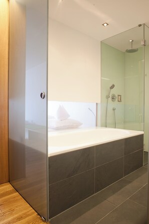 Junior Suite (Rote Wand) | Bathroom | Free toiletries, hair dryer, slippers, towels - Rote Wand Gourmet Hotel, a Member of Design Hotels (Lech am Arlberg)