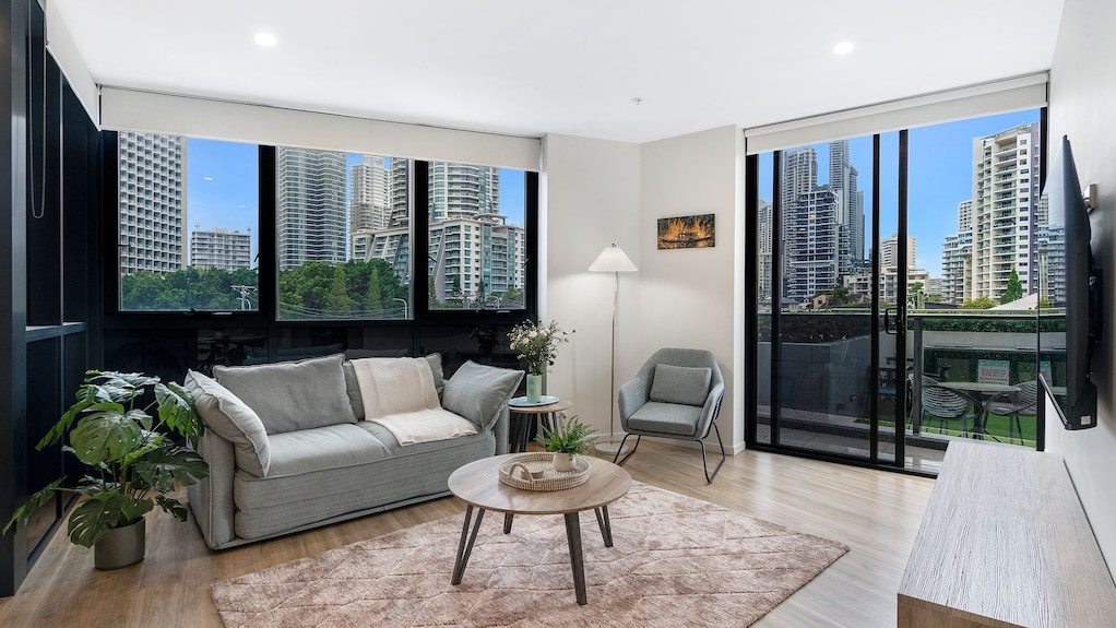 Couples Escape In Ruby Surfers Paradise - Coasthm - Surfers Paradise
