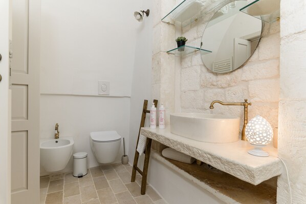 A bathroom with a white sink, a mirror, and a towel rack. - Loft Caterina by Wonderful Italy (Ostuni)