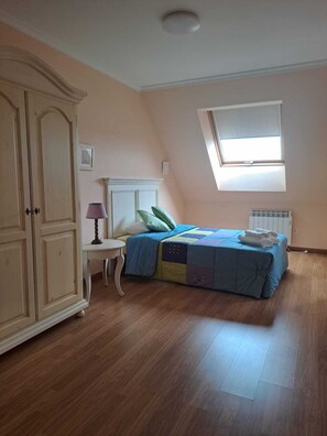 6 bedrooms, iron/ironing board, WiFi, bed sheets