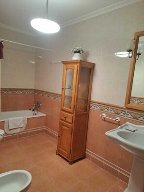 Hair dryer, bidet, towels, soap - NOAH'S ARK (Valle de Oro)