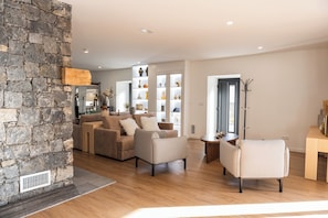 Exclusive House, Multiple Bedrooms, Kitchen, Garden View | Living area