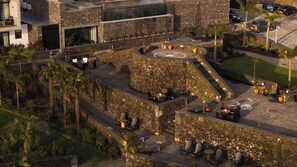 A courtyard with stone walls, outdoor seating, and a star-shaped design. - Azores Homes Resort & Spa (Ponta Delgada)