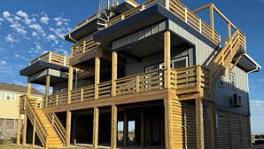 Una estructura de madera de varios niveles, con balcones y una escalera de caracol.