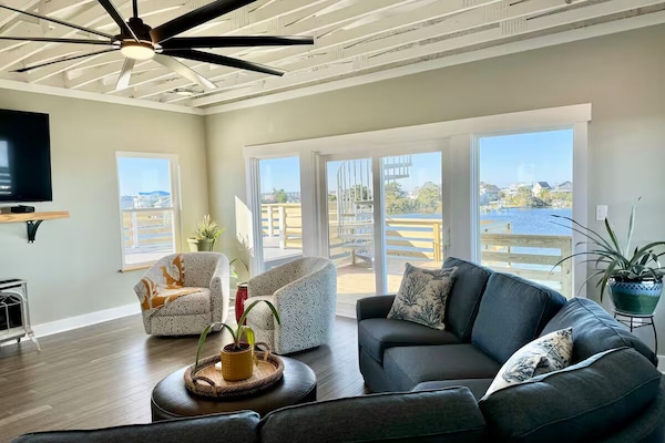 Smart TV, chimenea, libros y impresora