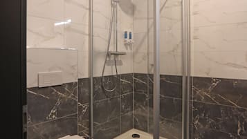 Ducha, secador de pelo, toallas, jabón