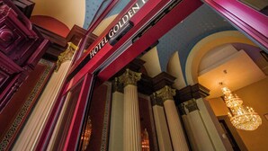 A grand staircase with the text "HOTEL GOLDEN PEARL" leading to a luxurious interior with ornate columns and a chandelier. - Hotel Golden Pearl Magdeburg Im Stadtzentrum (Magdeburg)