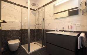 Triple Room | Bathroom | Shower, hair dryer, towels, soap - Hotel Golden Pearl Magdeburg Im Stadtzentrum (Magdeburg)