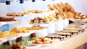 A buffet with various pastries and desserts. - Hotel Golden Pearl Magdeburg Im Stadtzentrum (Magdeburg)