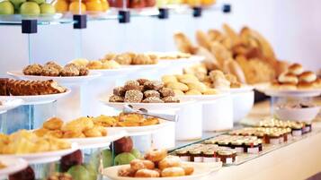 Petit déjeuner buffet (18 EUR par personne)