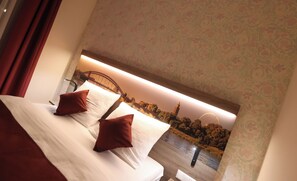 Tweepersoonskamer | Een kluis op de kamer, een bureau, een laptopwerkplek