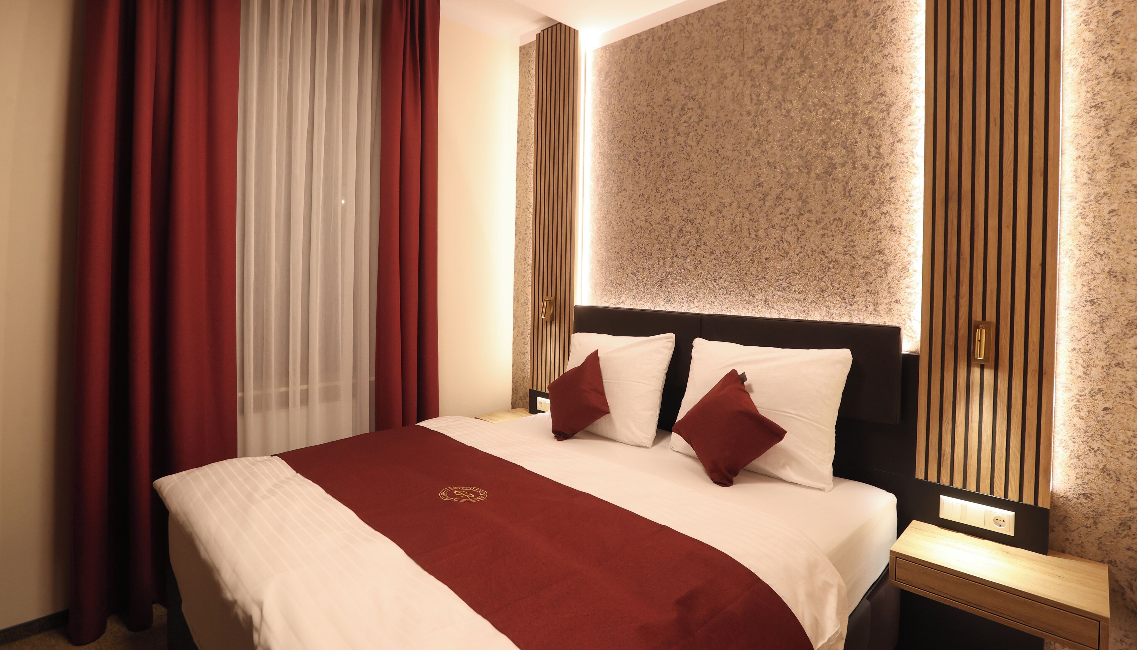 Deluxe Triple Room | In-room safe, desk, laptop workspace, blackout curtains