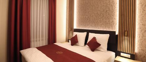 Deluxe Triple Room | In-room safe, desk, laptop workspace, blackout curtains