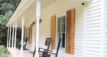 Secluded Historic Cabin / Charming / Sleeps 8