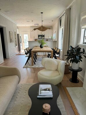 TV - THE ROSE  · The Rose |The Sister House. Your Coastal Retreat ! (West Palm Beach)