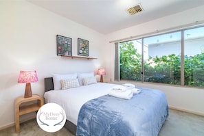2 bedrooms, iron/ironing board, WiFi, bed sheets - 2BR Urban Nest Cosy & Central - Free Parking (Adelaide)