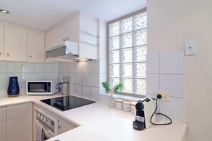 Een koelkast, een microgolfoven, een oven, een kookplaat