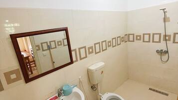 Dusche, Handtücher, Seife, Toilettenpapier