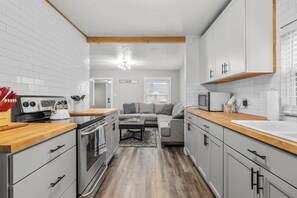 冰箱、微波炉、烤箱、炉灶