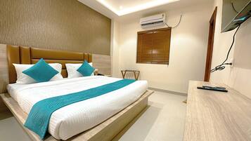 Monolocale Classic | Biancheria da letto di alta qualità, copriletto in piuma, una scrivania