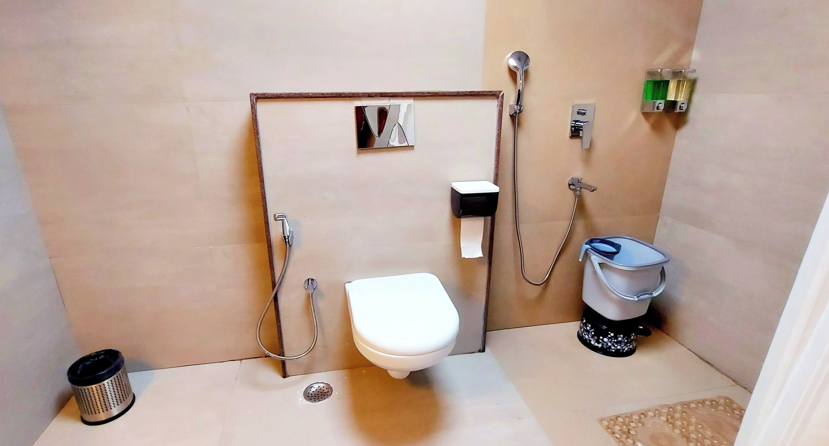 Un baño pequeño con inodoro, bidé y ducha.