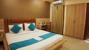 Chambre exécutive | Salle de bain | Pantoufles, serviettes fournies, savon, shampooing