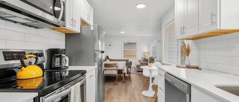 冰箱、微波炉、烤箱、炉灶