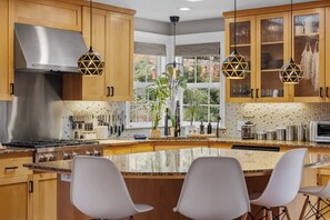 Een koelkast, een oven, een kookplaat, een vaatwasser