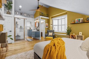 2 slaapkamers, een bureau, een strijkplank/strijkijzer, reisbedje