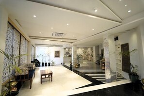 Flat-screen TV - Grandrosse Boutique - Lake Facing Hotel (Udaipur)