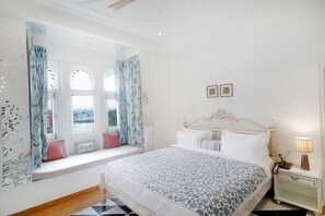 Quarto superior, vista para o lago | Frigobar, Wi-Fi de cortesia, roupa de cama