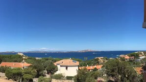 Une vue sur la côte, avec des bâtiments et des arbres.