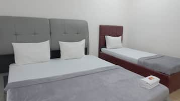 Family Room | Desk, soundproofing, free WiFi
