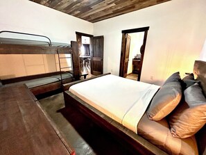 2 bedrooms, WiFi, bed sheets - Lemonfish Lodge, Venice, sleeps 10-12 (Buras)