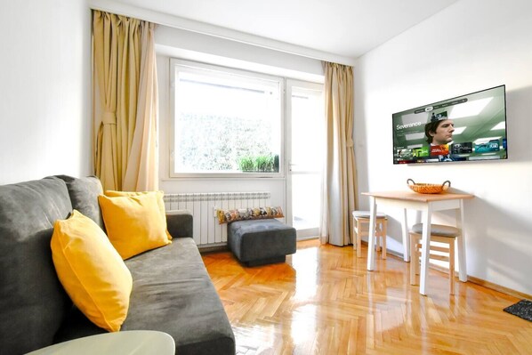 Una Smart TV, una oficina