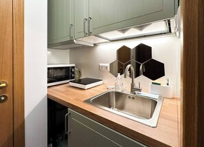 Réfrigérateur, four à micro-ondes, surface de cuisson, cafetière-théière