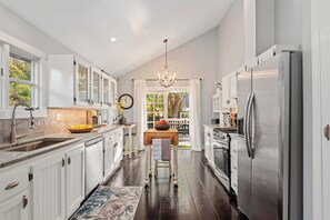 Fridge, microwave, stovetop, dishwasher - Charming Downtown Santa Barbara Home with Detached Back Unit (Santa Barbara)