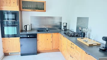 Een koelkast, een microgolfoven, een oven, een kookplaat