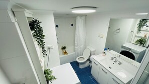 Hair dryer, towels, soap, shampoo - 3 min walk from the iconic Surfers Paradise beach! Sky view of mountains/river. (Surfers Paradise)
