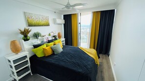 1 bedroom, desk, iron/ironing board, free WiFi - 3 min walk from the iconic Surfers Paradise beach! Sky view of mountains/river. (Surfers Paradise)