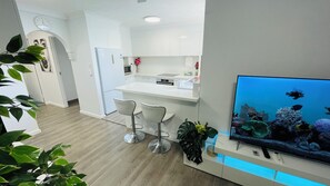 Fridge, microwave, oven, stovetop - 3 min walk from the iconic Surfers Paradise beach! Sky view of mountains/river. (Surfers Paradise)