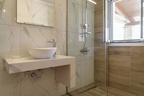 Triple Studio, Sea View | Bathroom | Shower, hair dryer, towels, soap - Villa Mare Studios (Zakynthos)