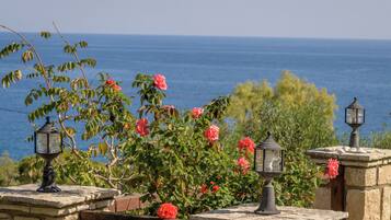 Triple Studio, Sea View | Teras/patio