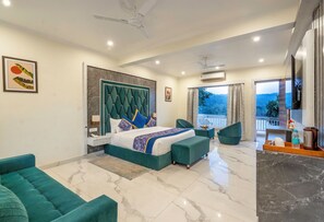 Studiosuite – royal | Safe på rommet, individuelt dekorert, individuelt innredet og skrivebord