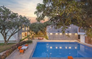 Outdoor pool - River Heritage Resort (Ramnagar)