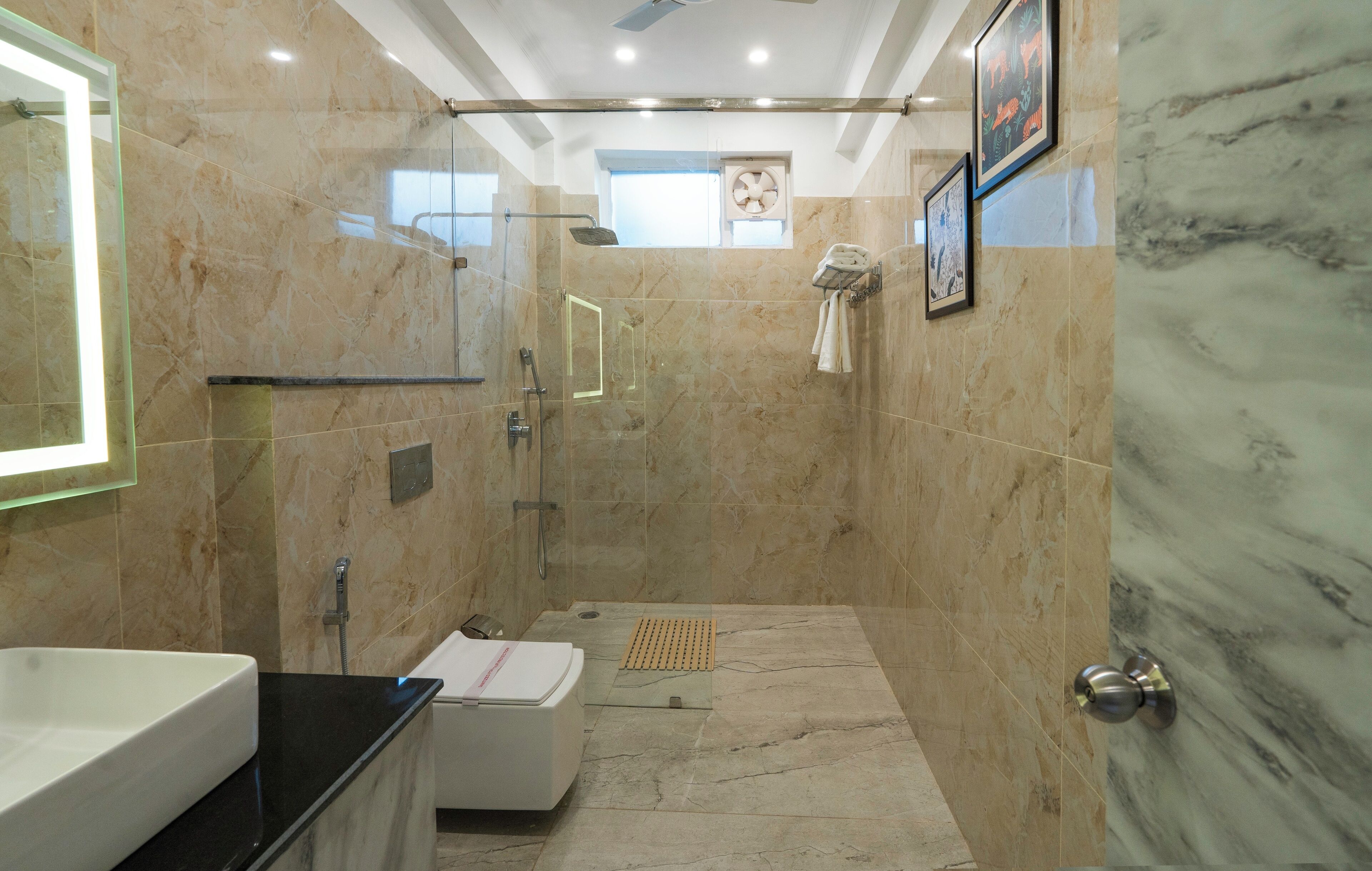 Une salle de bain moderne avec une douche à parois de verre, une baignoire blanche et un grand lavabo.
