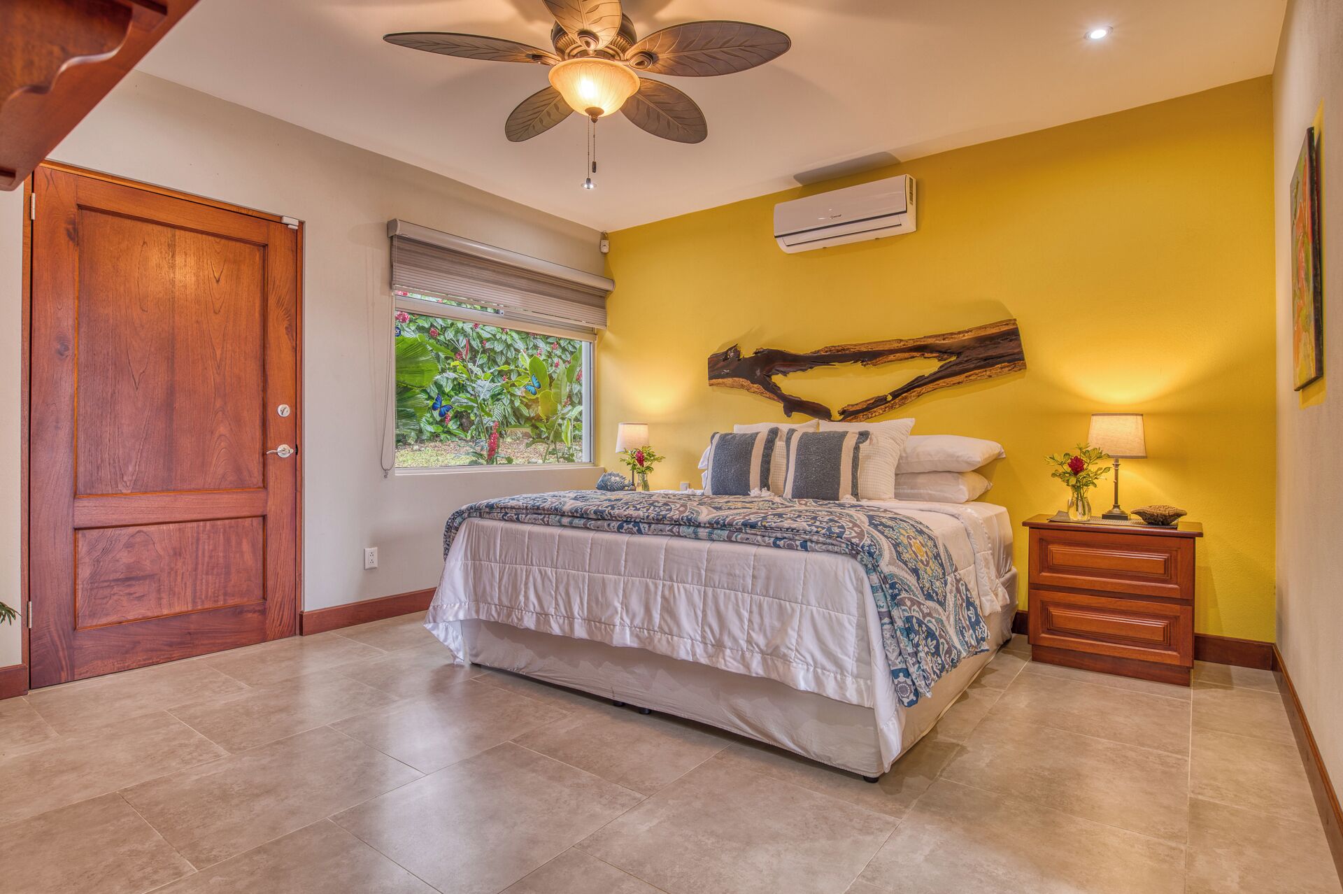 3 soverom, skrivebord, strykejern/-brett og reiseseng for barn