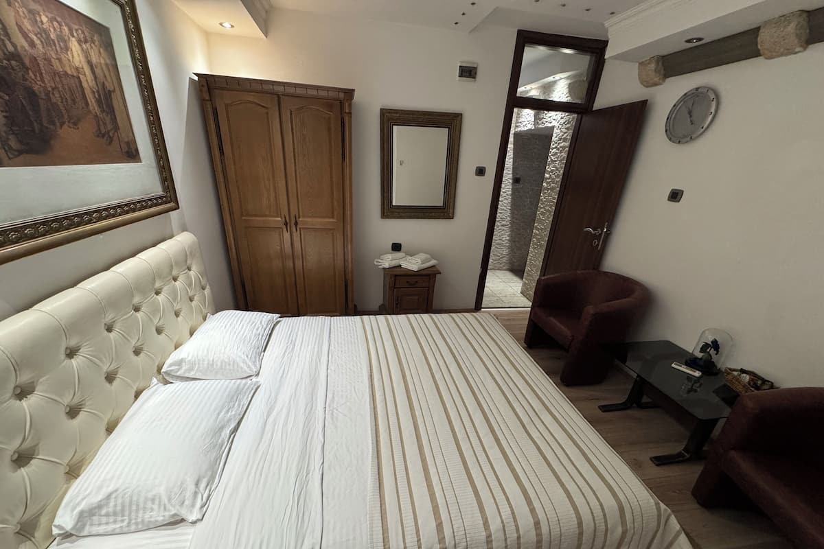 Deluxe Condo, City View | 2 bilik tidur, dihias secara berasingan, meja